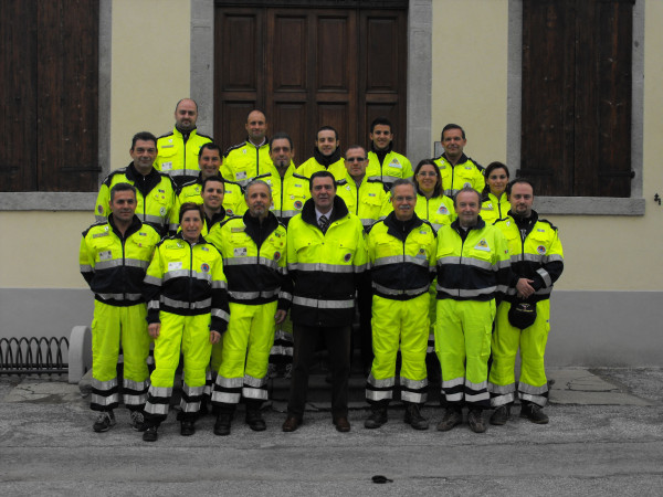 Foto del Gruppo di Protezione Civile davanti all'ingresso del palazzo comunale di Terrassa