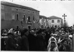 processione lungo vie del paese 1950